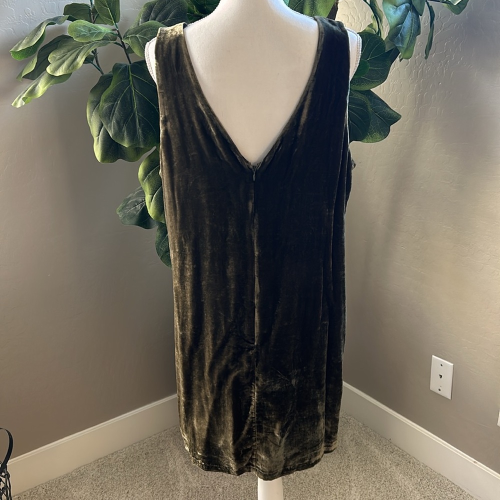 MELLODAY Velvet Dress in Dark Olive - Picture 2 of 4